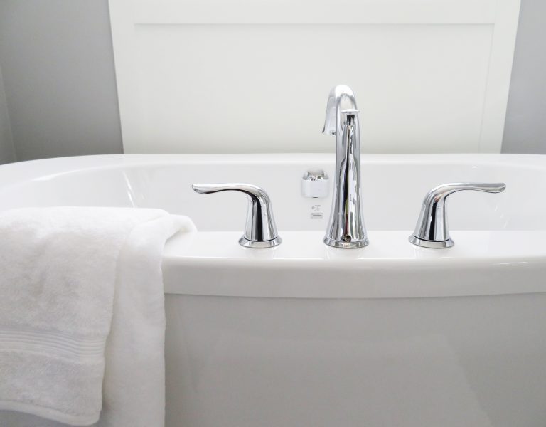 bathroom-bathtub-ceramic-chrome